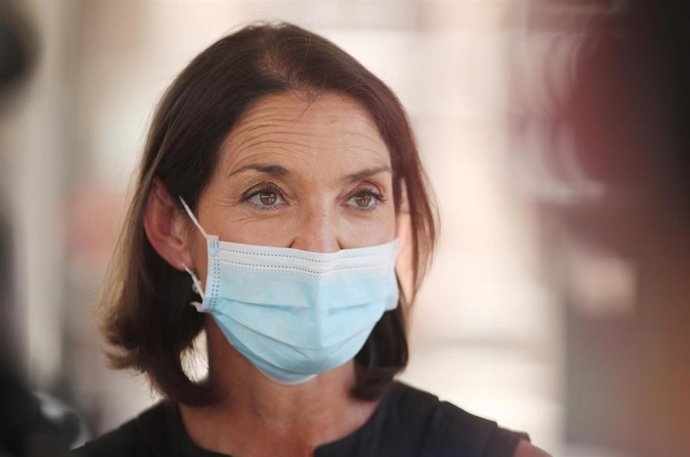 La ministra de Industria, Comercio y Turismo, Reyes Maroto, ofrece declaraciones a los medios de comunicacón durante su visita el Parque Warner Madrid, en San Martín de la Vega, Madrid (España) a 30 de julio de 2020.