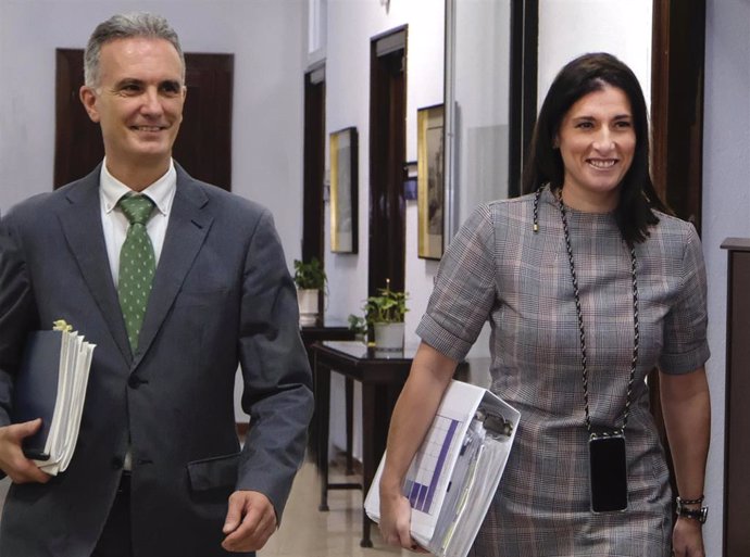 La alcaldesa de Santander, Gema Igual, y el concejal de Economía y Hacienda, Víctor González Huergo