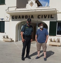 El escritor Javier Cercas en su visita a las dependencias de la Guardia Civil en Puerto Pollena (Mallorca).