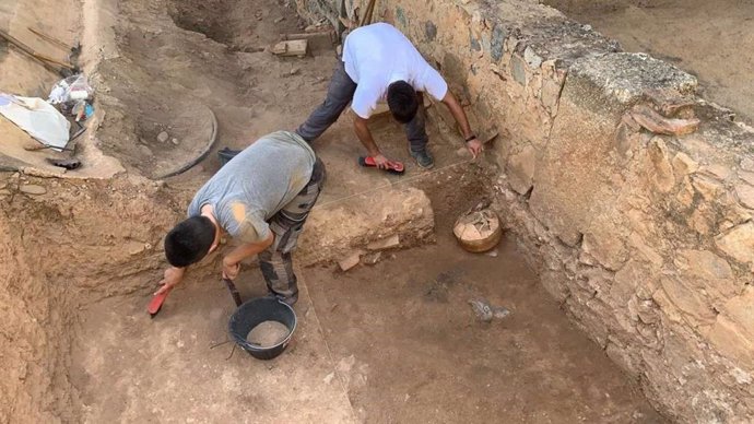 Dos arqueólogos durante una excavación en la casa romana del Mitreo en Mérida.
