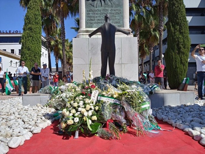 Ofrenda floral en el monumento a Blas Infante en una imagen de archivo.