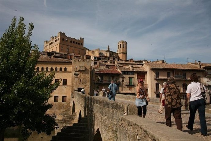 El sector turístico de la Comarca del Matarraña (Teruel) se muestra "satisfecho" con la afluencia de visitantes.