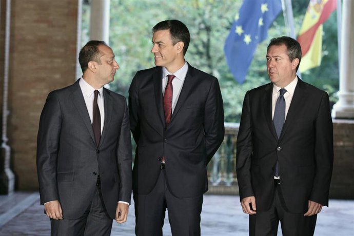 El presidente de Gobierno, Pedro Sánchez, y el alcalde de Sevilla, Juan Espadas, junto al entonces delegado del Gobierno en Andalucía, Alfonso Rodríguez Gómez de Celis, en una imagen de archivo del Consejo de Ministros celebrado en Sevilla. 