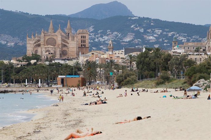 Bañistas en una playa de Palma durante el primer día de la Fase 2. En Palma de Mallorca, Baleares (España), a 25 de mayo de 2020.