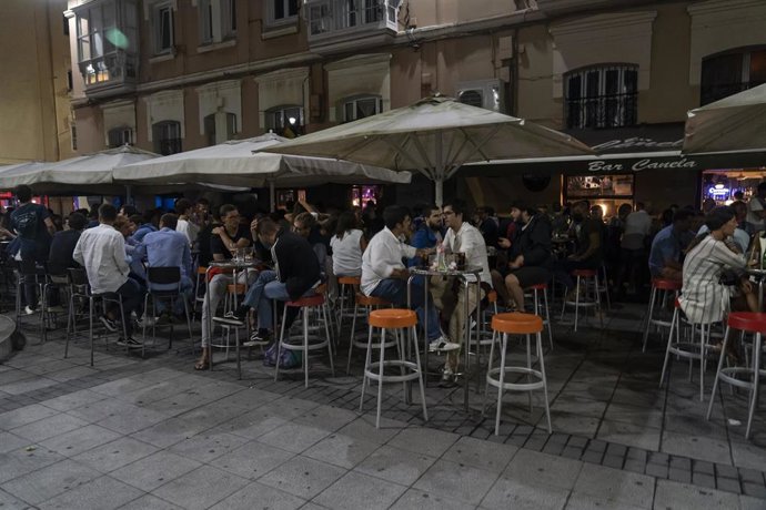 Los locales de Cañadío con las luces exteriores apagadas para protestar contra el horario de cierre impuesto