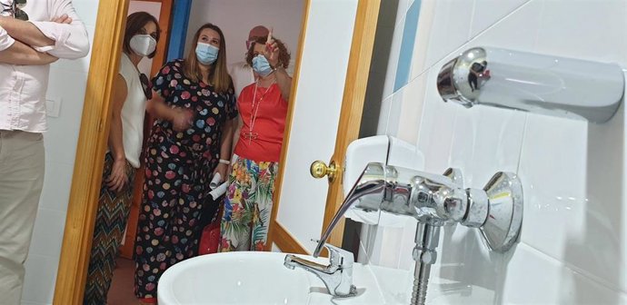 Ayuntamiento renueva los aseos del CEIP Manuel Canela, en la barriada de La Oliva