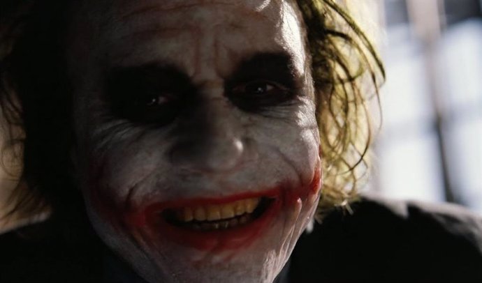 Heath Ledger es Joker en El caballero oscuro