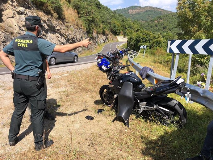 Un agente de la Guardia Civil en el lugar del accidente de la motocicleta