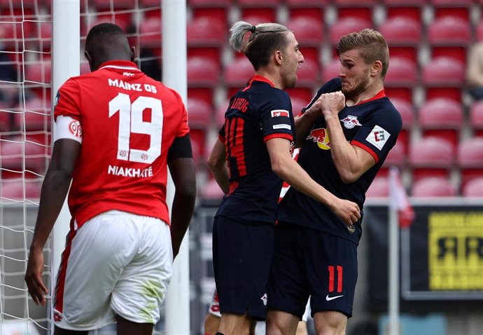 Kampl celebra un gol del Leipzig con Timo Werner durante un partido de la Bundesliga
