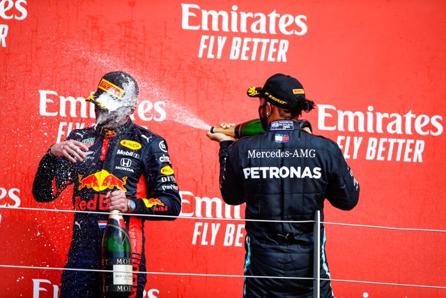 Lewis Hamilton baña en champán a Max Verstappen tras el Gran Premio 70º Aniversario disputado en Silverstone