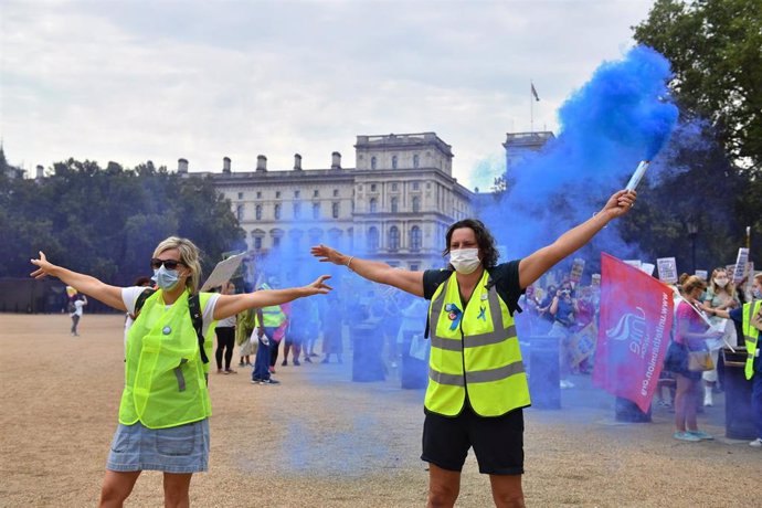 Dos trabajadoras sanitarias protestan en Londres