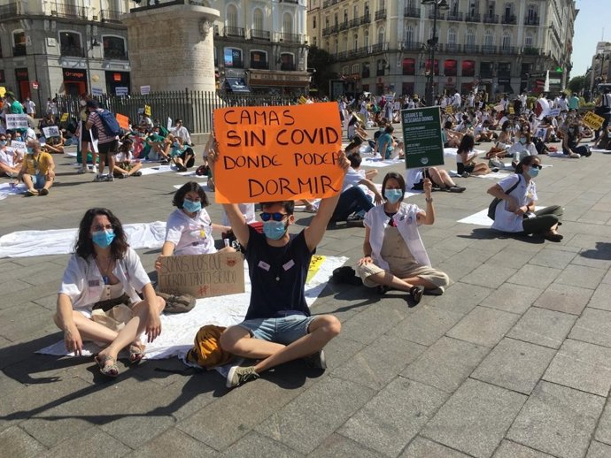 Los MIR se manifiestan para exigir mejoras laborales a la Consejería de Sanidad.