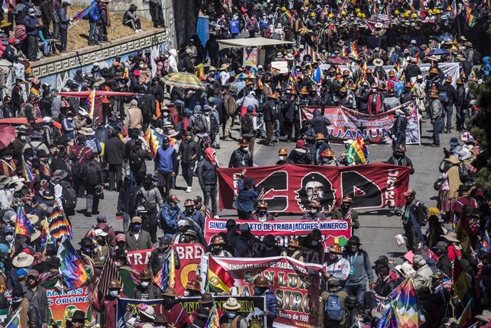 Manifestación celebrada en la ciudad boliviana de El Alto para protestar contra la decisión de las autoridades electorales de postergar una vez más la celebración de las elecciones generales.
