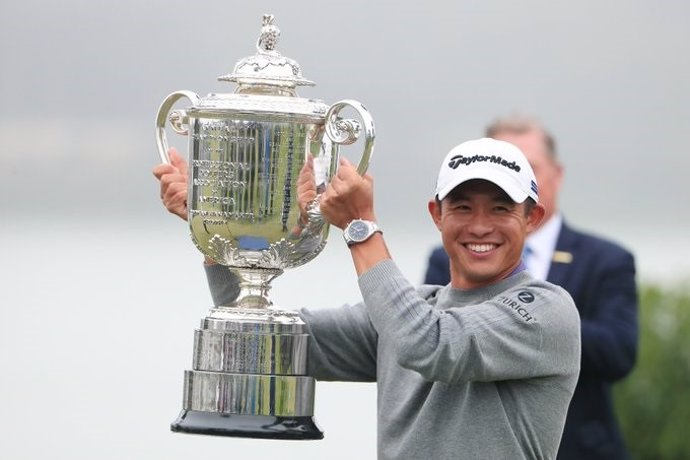 Collin Morikawa levanta el trofeo de campeón del Campeonato de la PGA 2020