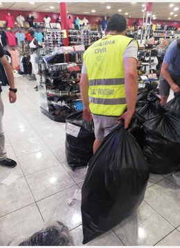 La Guardia Civil incauta 390.000 euros en ropa y complementos falsificados en La Jonquera (Girona).