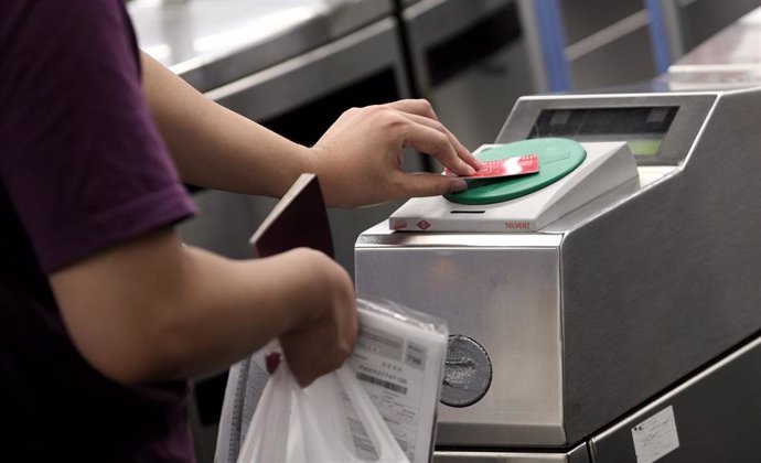 Una persona pasa su billete en el torno del Metro Plaza de España, en Madrid (España), a 6 de julio de 2020.