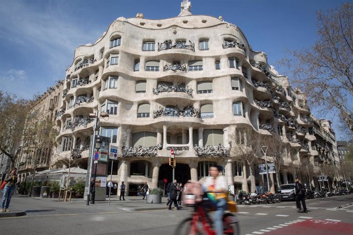 El edificio de la Pedrera, obra de Gaudí, uno de los más visitados en Barcelona, ciudad en la que, a pesar de haberse reducido, el turismo no ha caído tanto como en Madrid, donde los efectos del coronavirus han sido más letales, en Barcelona (Catalunya,