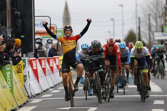 Iván García Cortina celebra su triunfo en la tercera etapa de la París-Niza 2020