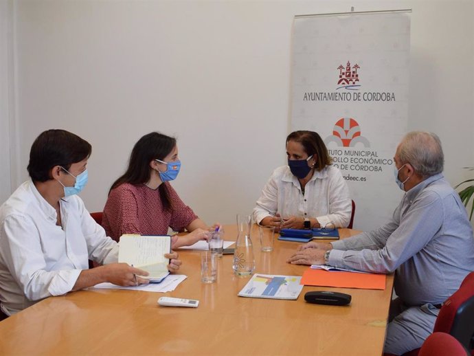 Reunión entre el Instituto Municipal de Desarrollo Económico y Empleo de Córdoba y la Junta de Andalucía.