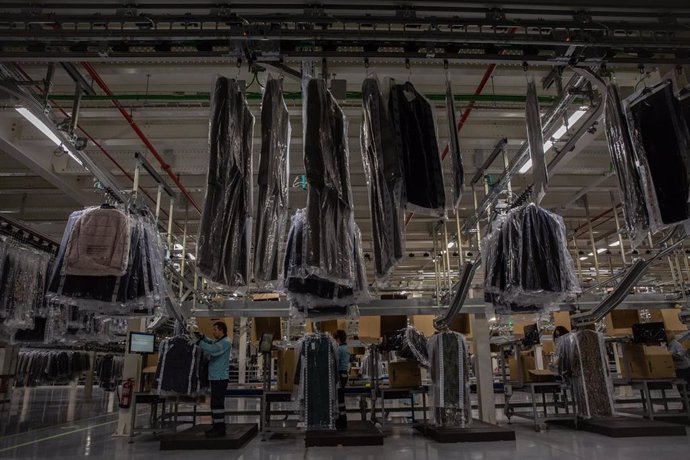 Interior de las instalaciones de Mango en el que se ve ropa de la marca colgada, lista para ser distribuida, en el centro logístico de Lli d'Amunt, en Lli d'Amunt/Barcelona a 27 de noviembre de 2019.