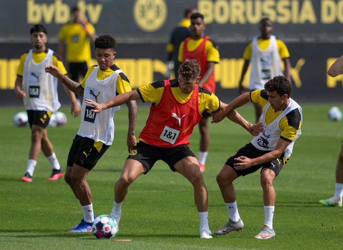 Jadon Sancho (izda) durante un entrenamiento con el Borussia Dortmund