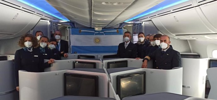 La bandera argentina llega a España en un avión de Air Europa.