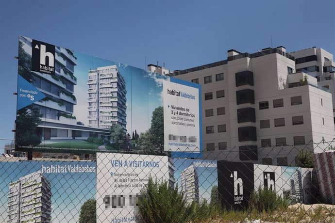 Cartel de una promotora anunciando la construcción de un edificio de viviendas en Madrid (España), a 6 de julio de 2020. El precio medio de la vivienda terminada (nueva y usada) en España ha descendido un 1,1% desde el inicio del estado de alarma, según