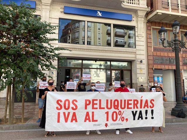 Protesta celebrada por la Alianza por la Bajada del IVA al 10 % de las Peluquerías frente a la sede de la Agencia Tributaria en València