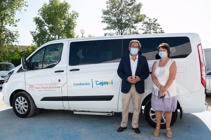 Fundación Cajasol entrega un nuevo vehículo al centro de personas sordociegas Santa Ángela de la Cruz