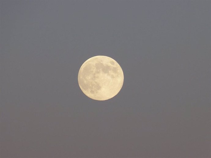 Luna llena, cielo nocturno