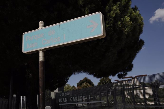 Señal que indica la dirección al madrileño parque al que el rey emérito, padre de Felipe VI, le da nombre, el Parque Juan Carlos I, en Madrid (España) 