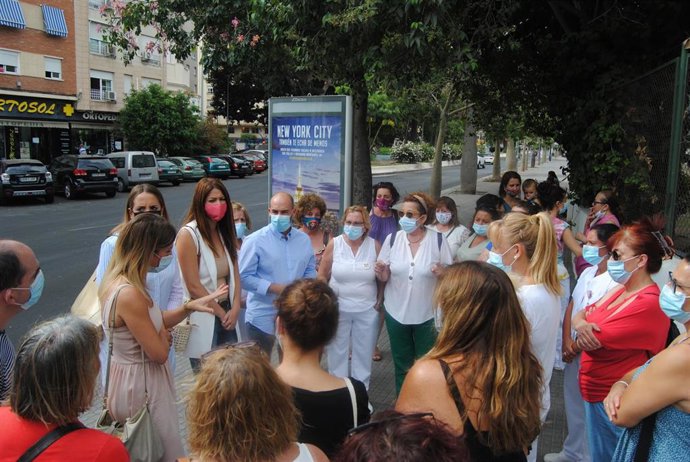 La viceportavoz del PSOE, Antonia García, y el diputado provincial Javier Jerez junto a familiares y trabajadoras del Centro Guadalmedina de la Diputación
