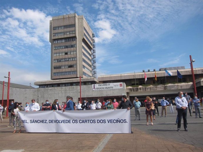 Cargos políticos del PP en Galicia se concentran ante el Ayuntamiento de Vigo para rechazar el acuerdo de la FEMP y el Gobierno sobre los remanentes