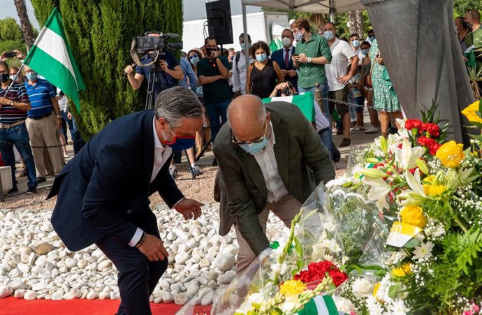 El consejero  de Hacienda, Industria y Energía, Juan Bravo (1i) y el consejero de Educación y Deporte, Francisco Javier Imbroda (1d)  en el acto en memoria del asesinato de Blas Infante, considerado 'Padre de la Patria andaluza', organizado por la Funda