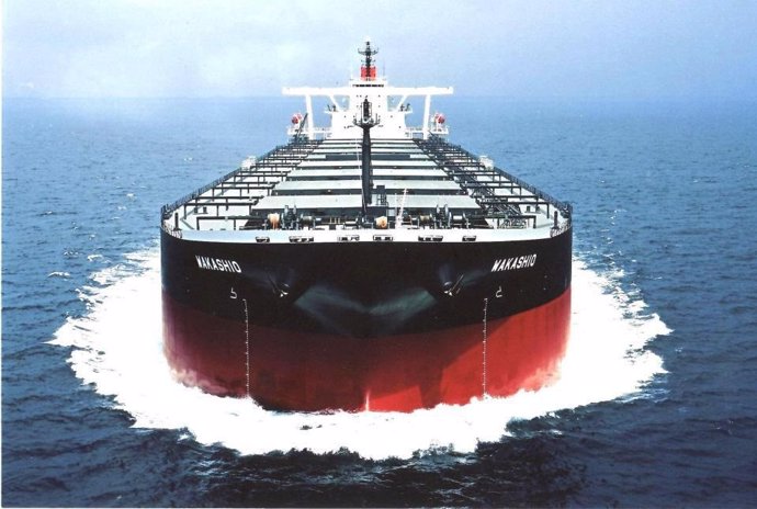 Mauricio.-Mauricio extrae el petróleo restante del carguero encallado en sus agu