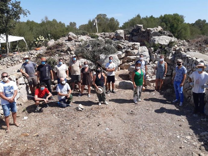 La consellera Bel Busquets y la directora insular de Patrimonio, Kika Coll, en el yacimiento de Talaies de Can Jordi, en es Pagos.