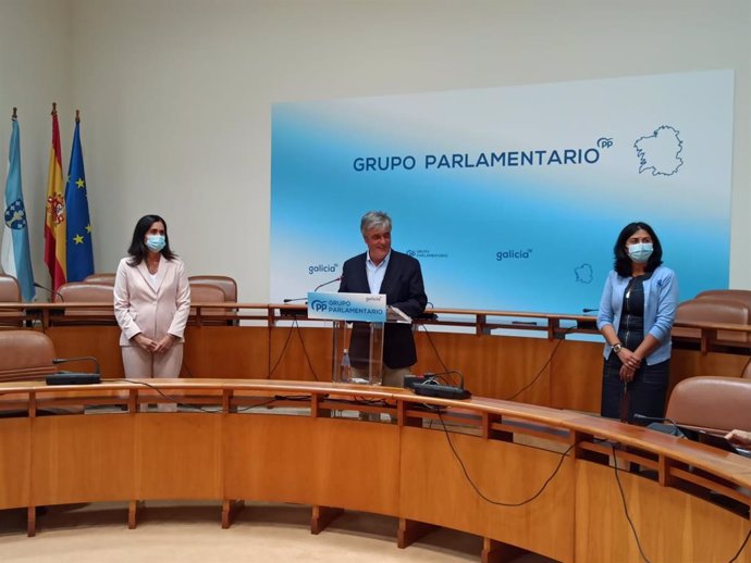 Paula Prado, Pedro Puy y Elena Candia en la reuda de prensa del Grupo Parlamentario del PPdeG