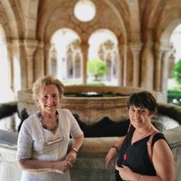 La presidenta de la Cámara de Comercio de Tarragona, Laura Roigé, y la alcaldesa de Aiguamúrcia, Dolors Palma, en el claustro del monasterio de Santes Creus.