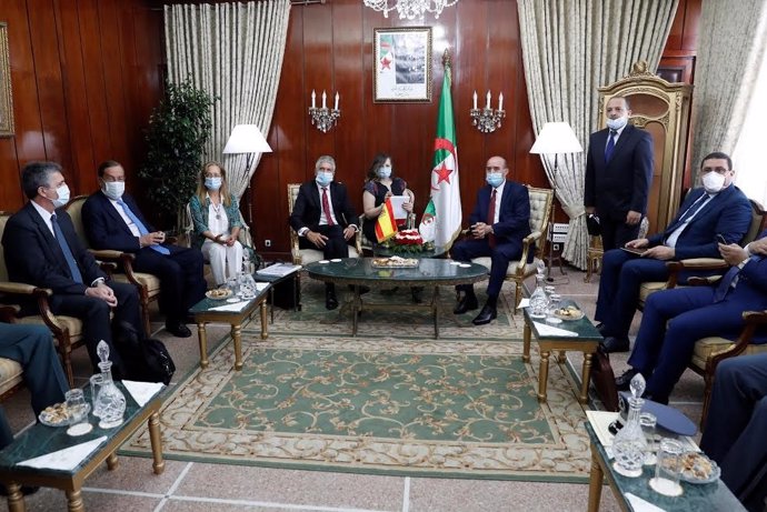El ministro del Interior, Fernando Grande-Marlaska, en su tercera visita a Argelia, donde se ha reunido con el presidente del país, Abdelmadjid Tebboune
