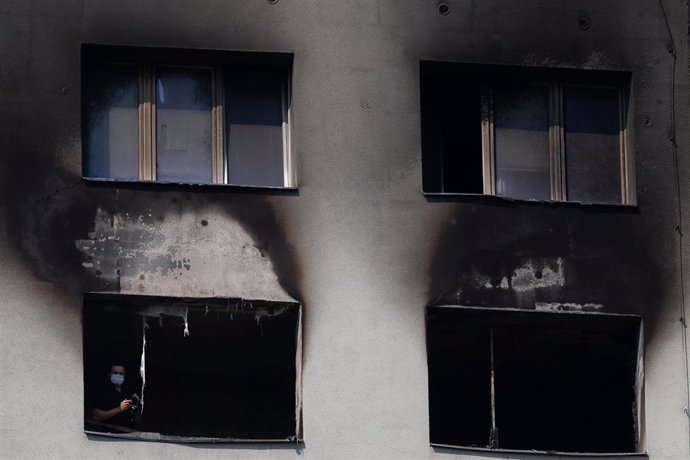 Imagen de archivo de las ventanas de un edificio tras un fuerte incendio en República Checa. 