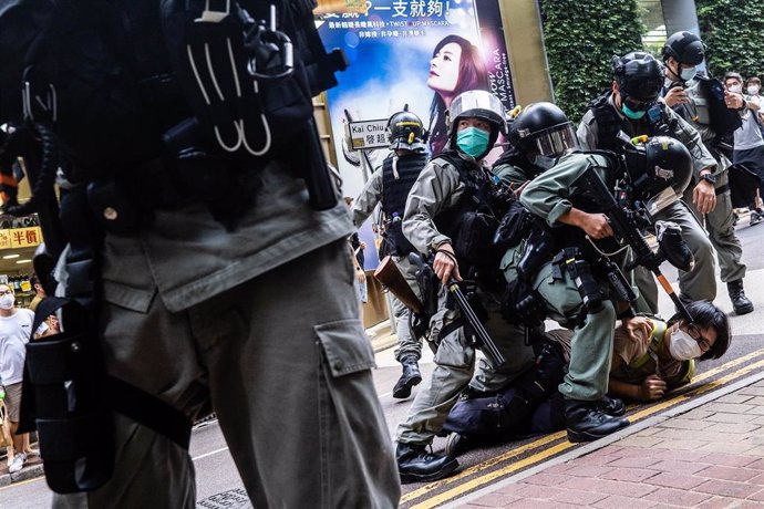 La Policía de Hong Kong detiene a un manifestante durante una de las últimas manifestaciones de los movimientos civiles que exigen mayor democracia y autonomía para el terrirtorio.