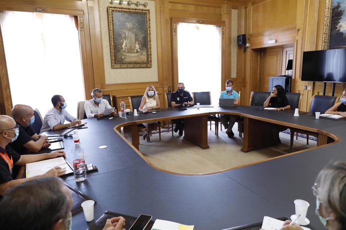 Reunión de la alcaldesa de MArbella, Ángeles Muñoz, con efectivos policiales y sanitarios