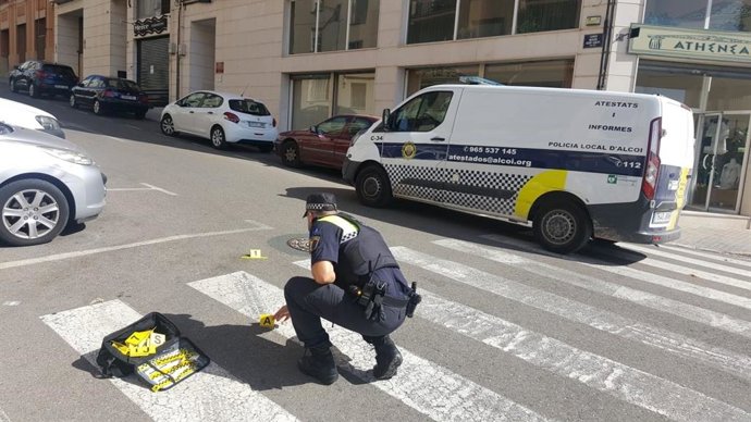 Policía Locla de Alcoi en el lugar del atropello