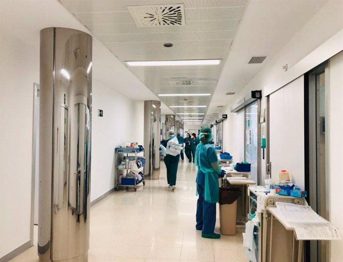 Profesionales sanitarios en el Hospital Clínico Virgen de la Victoria de Málaga (Foto de archivo).