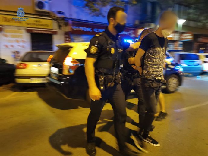 El arrestado, conducido por agentes de la Policía Nacional.