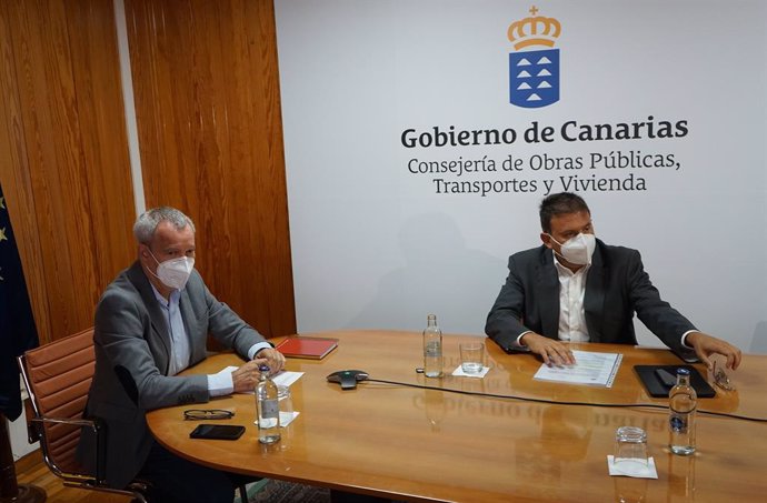 El consejero de Obras Públicas y Transportes del Gobierno de Canarias, Sebastián Franquis, y el presidente de la Autoridad Portuaria de Las Palmas, Luis Ibarra