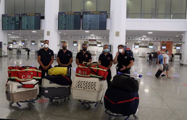 Bomberos del Consorcio Provincialde Málaga el día que partieron hacia Beirut para ayudar en las tareas de rescate de víctimas por la explosión de nitrato de sodio en un silo del puerto de la ciudad libanera. Málaga a 06 de agosto 2020