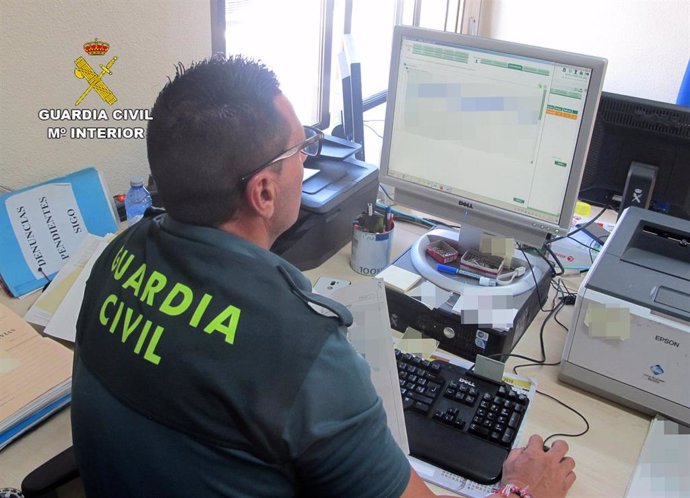 La Guardia Civil detiene a un vecino de Cartagena que adquiría productos para elaborar éxtasis líquido