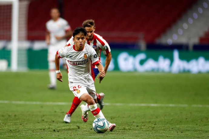 Takefusa Kubo conduce la pelota en el Atlético-Mallorca de LaLiga Santander 2019-2020
