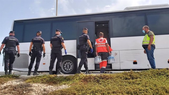Autobús donde serán trasladados los inmigrantes